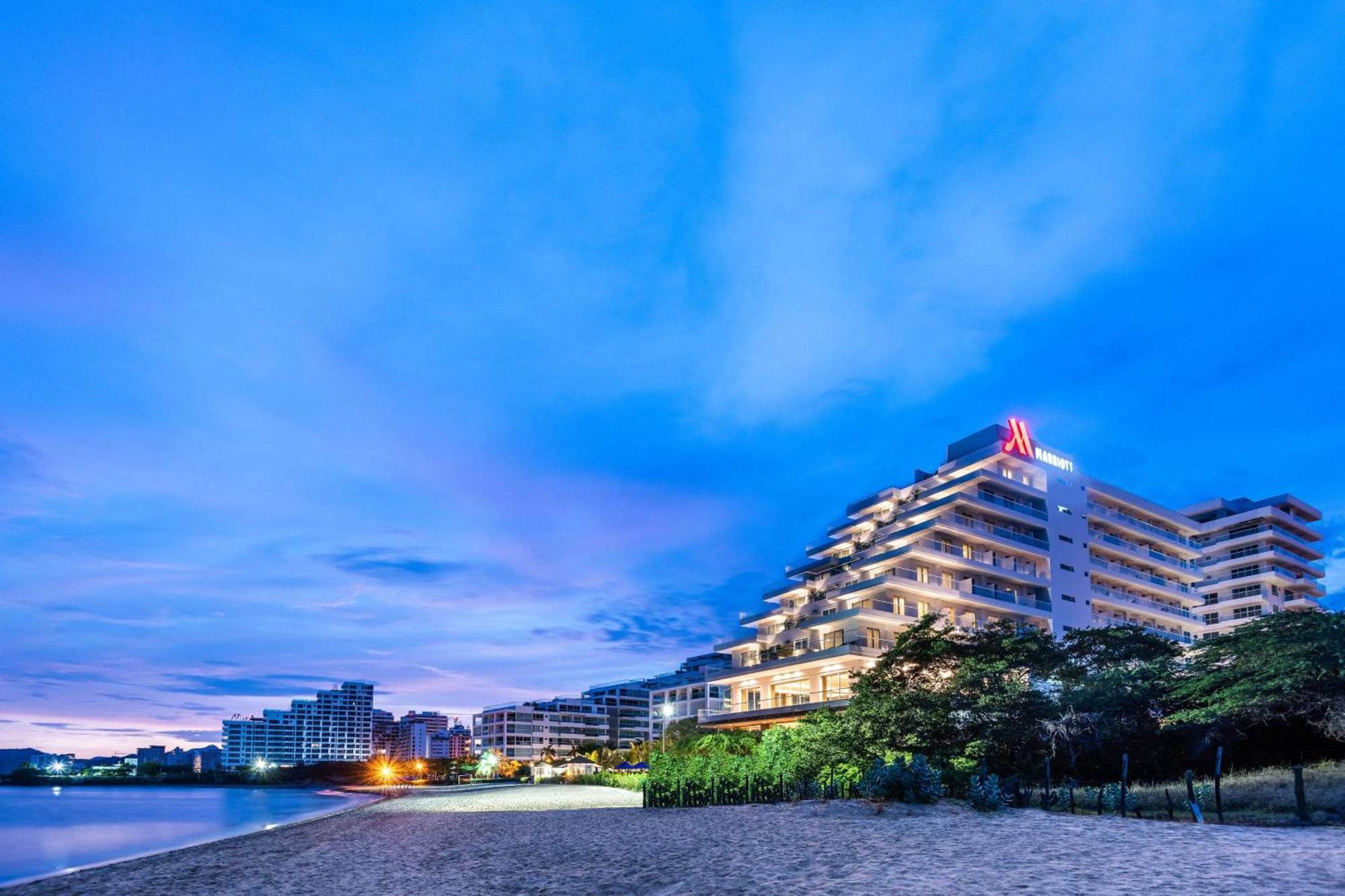 منتجع سانتا مارتا ماريوت بلايا دورميدا المظهر الخارجي الصورة The hotel at night