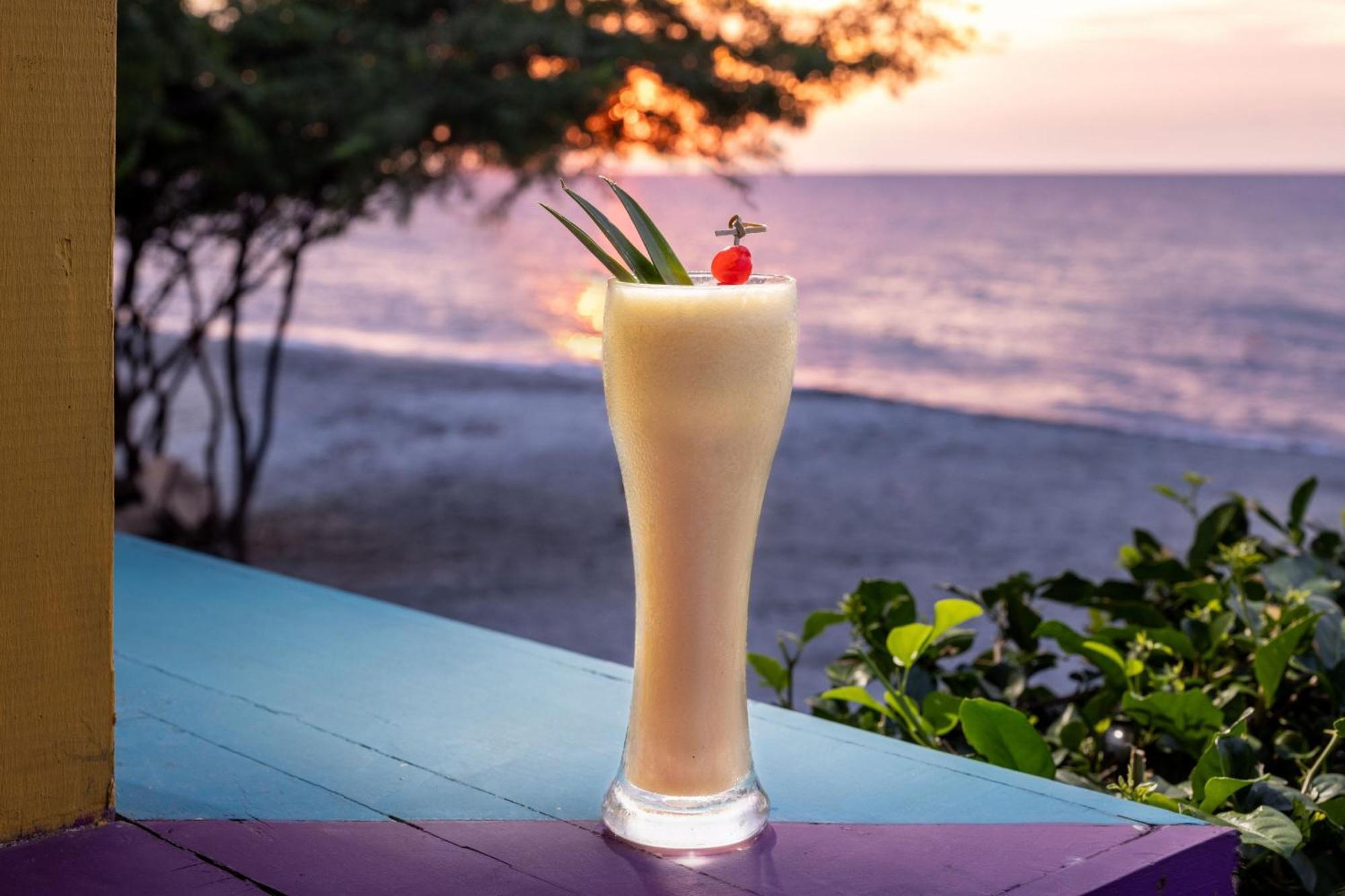 منتجع سانتا مارتا ماريوت بلايا دورميدا المظهر الخارجي الصورة A piña colada