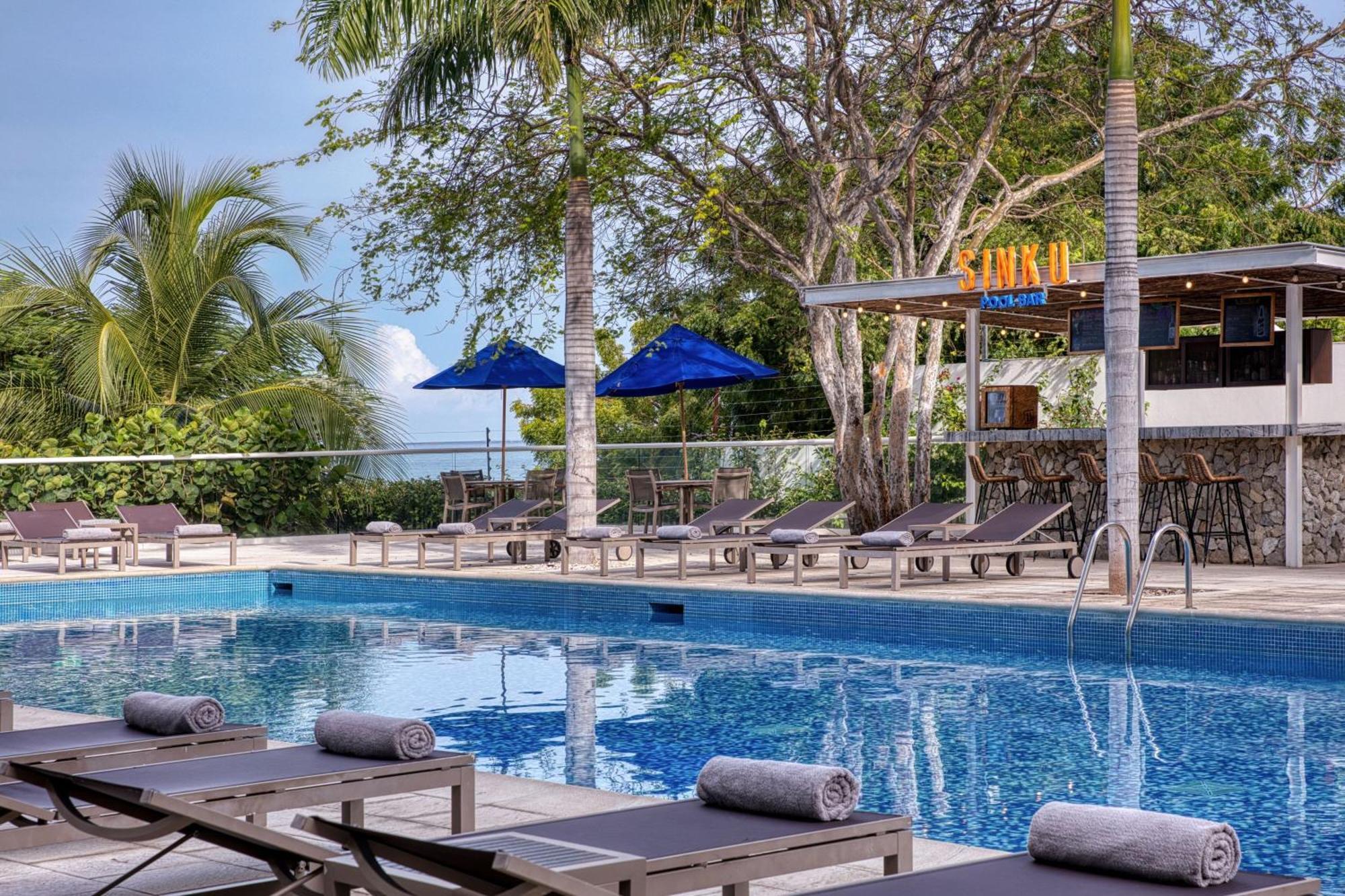 منتجع سانتا مارتا ماريوت بلايا دورميدا المظهر الخارجي الصورة The swimming pool at the hotel