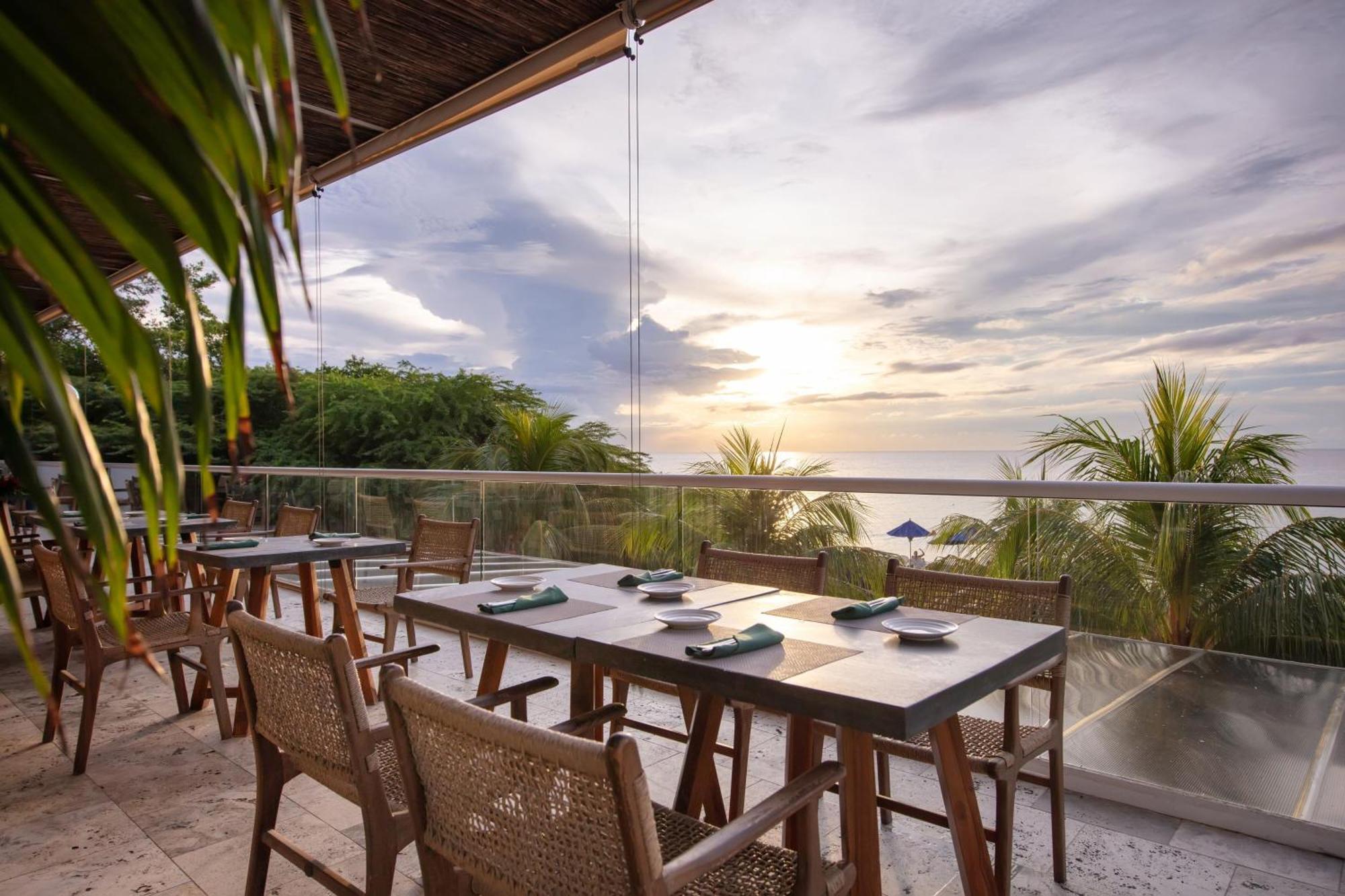 منتجع سانتا مارتا ماريوت بلايا دورميدا المظهر الخارجي الصورة Sunset at the restaurant