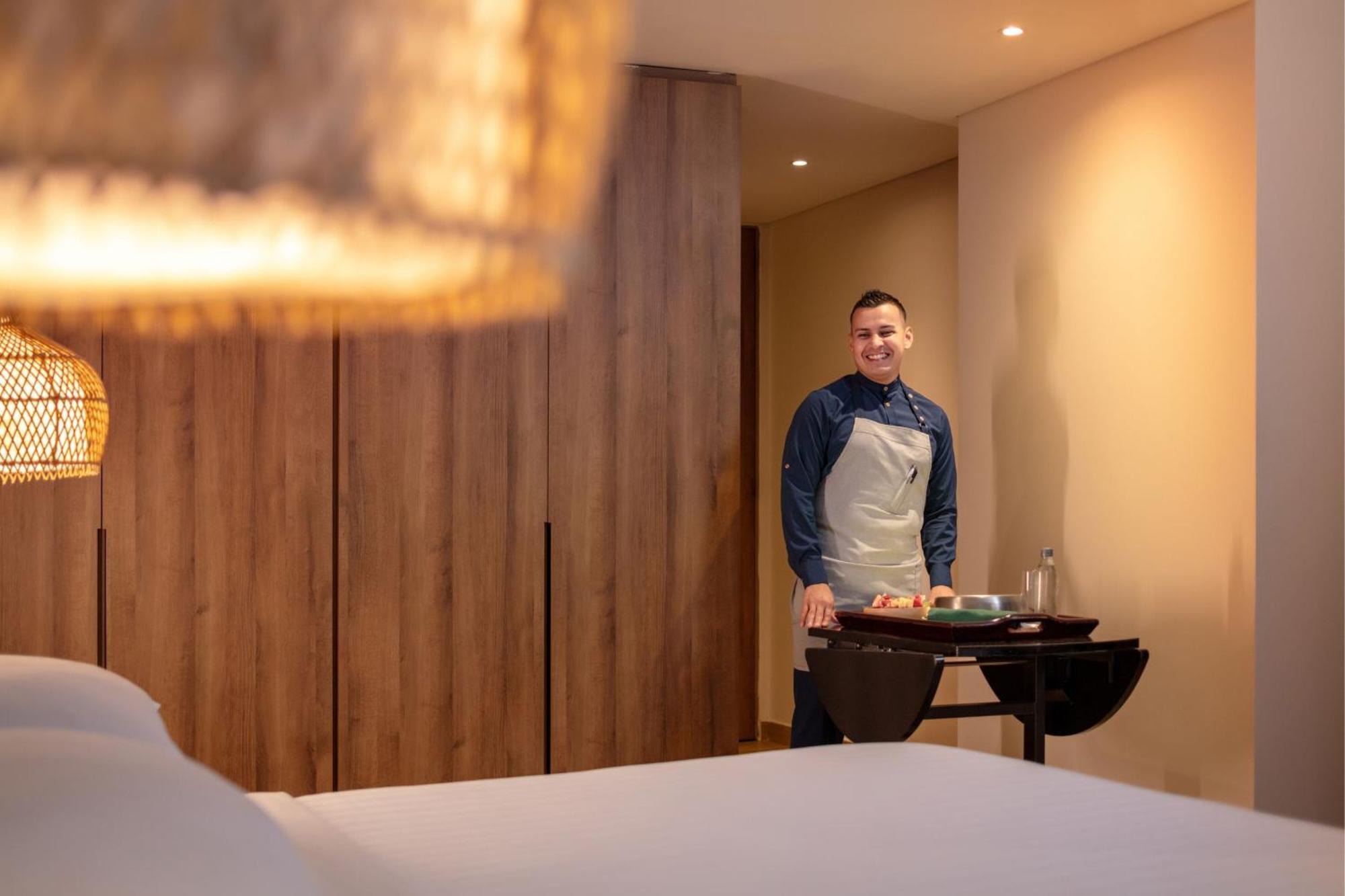 منتجع سانتا مارتا ماريوت بلايا دورميدا المظهر الخارجي الصورة A butler at the Mandarin Oriental, Munich