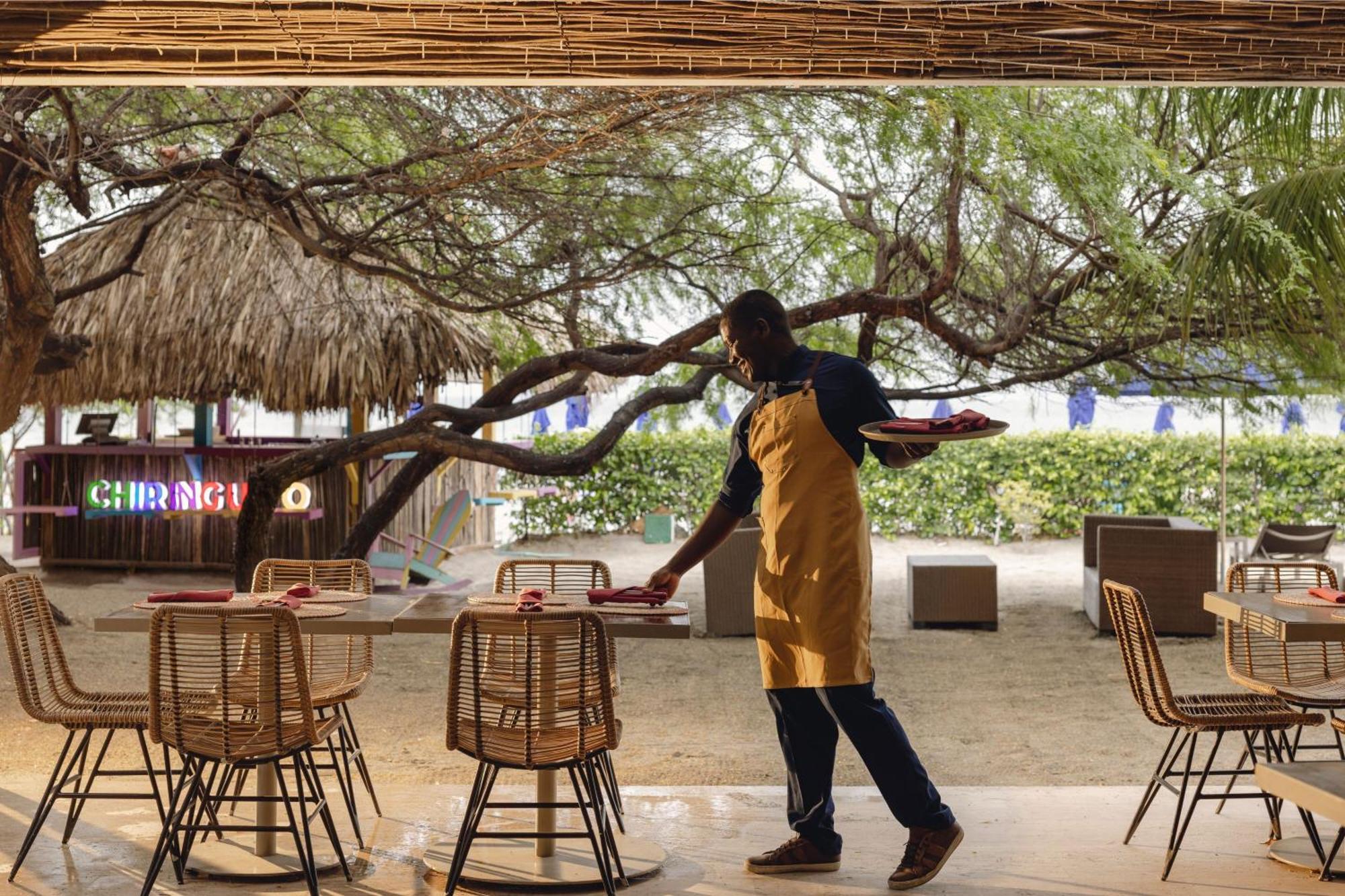 منتجع سانتا مارتا ماريوت بلايا دورميدا المظهر الخارجي الصورة A waiter clearing a table