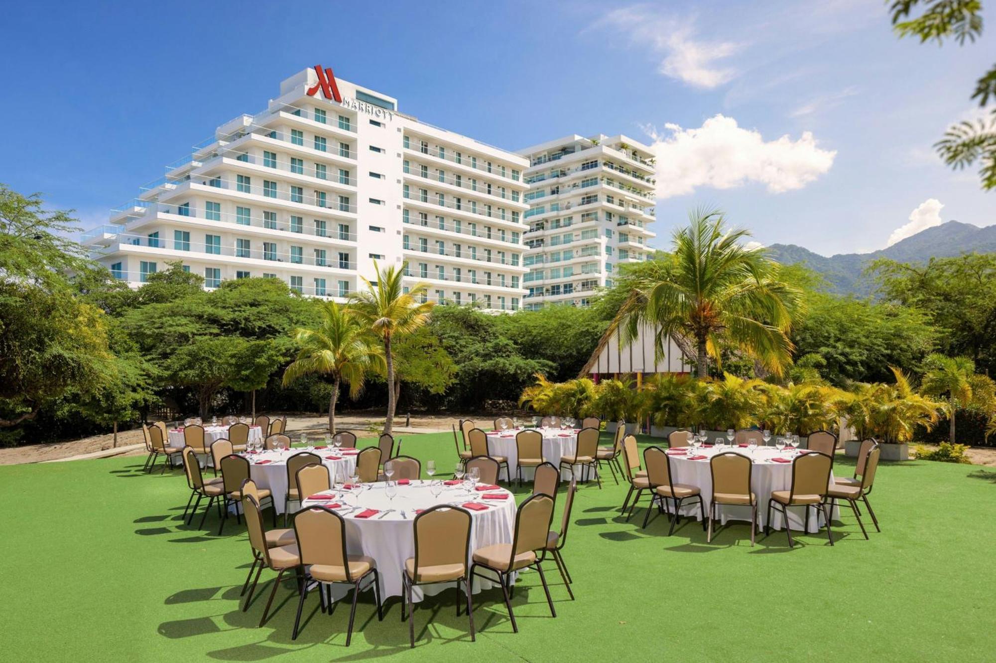 منتجع سانتا مارتا ماريوت بلايا دورميدا المظهر الخارجي الصورة The lawn at the hotel