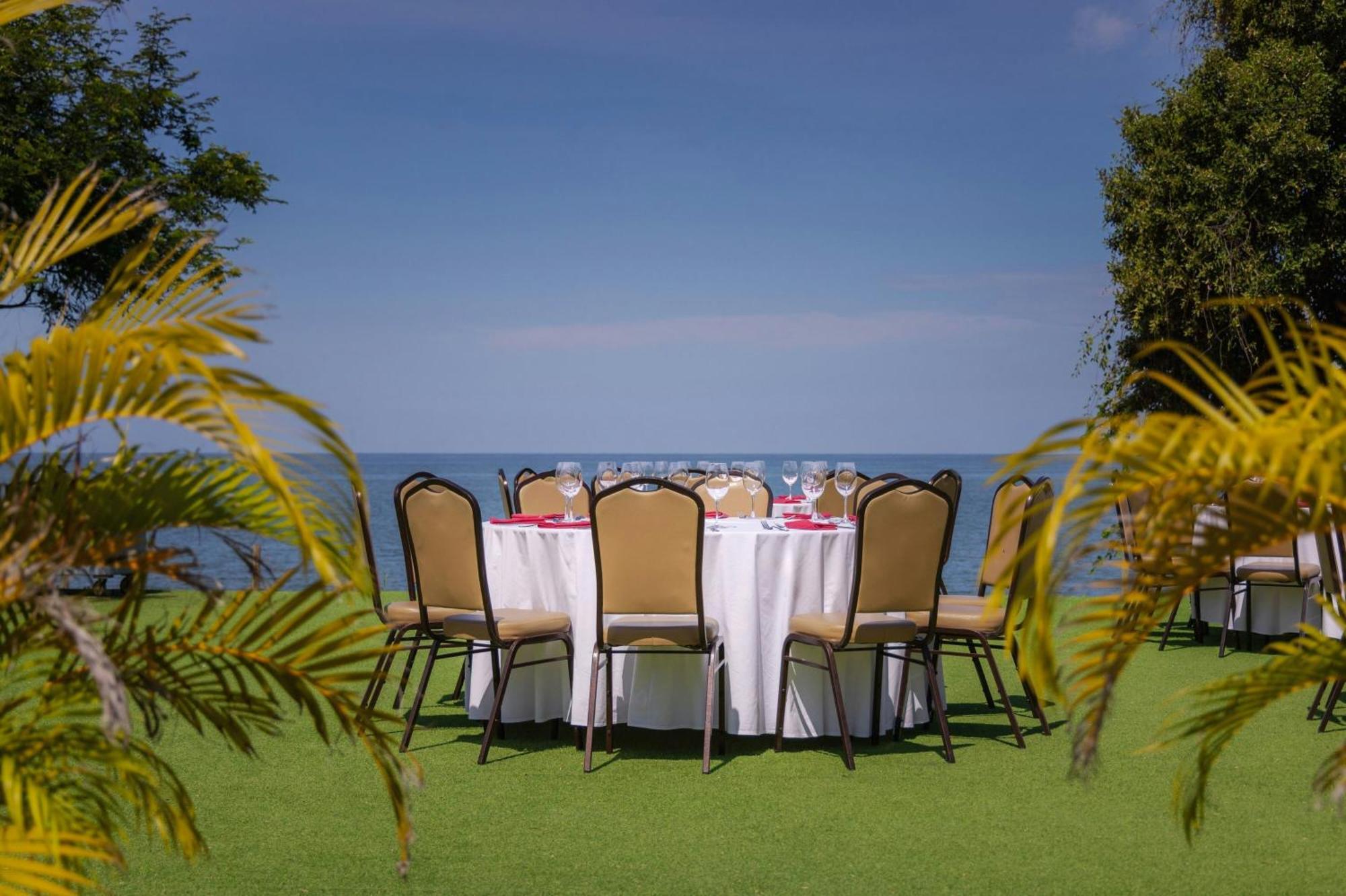 منتجع سانتا مارتا ماريوت بلايا دورميدا المظهر الخارجي الصورة The lawn at the hotel